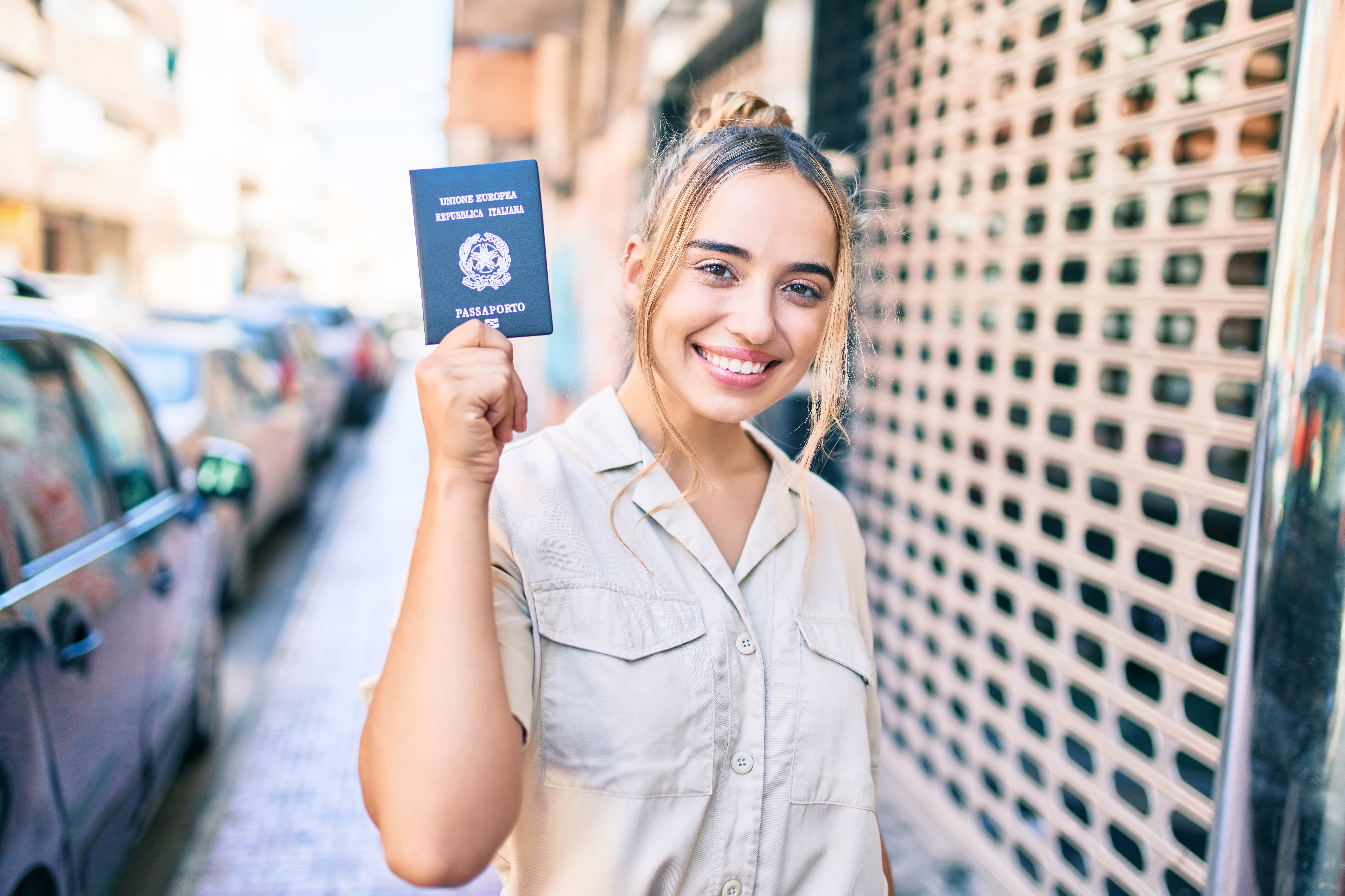 Девушка с паспортом Италии, гражданство которой могут получить иностранцы
