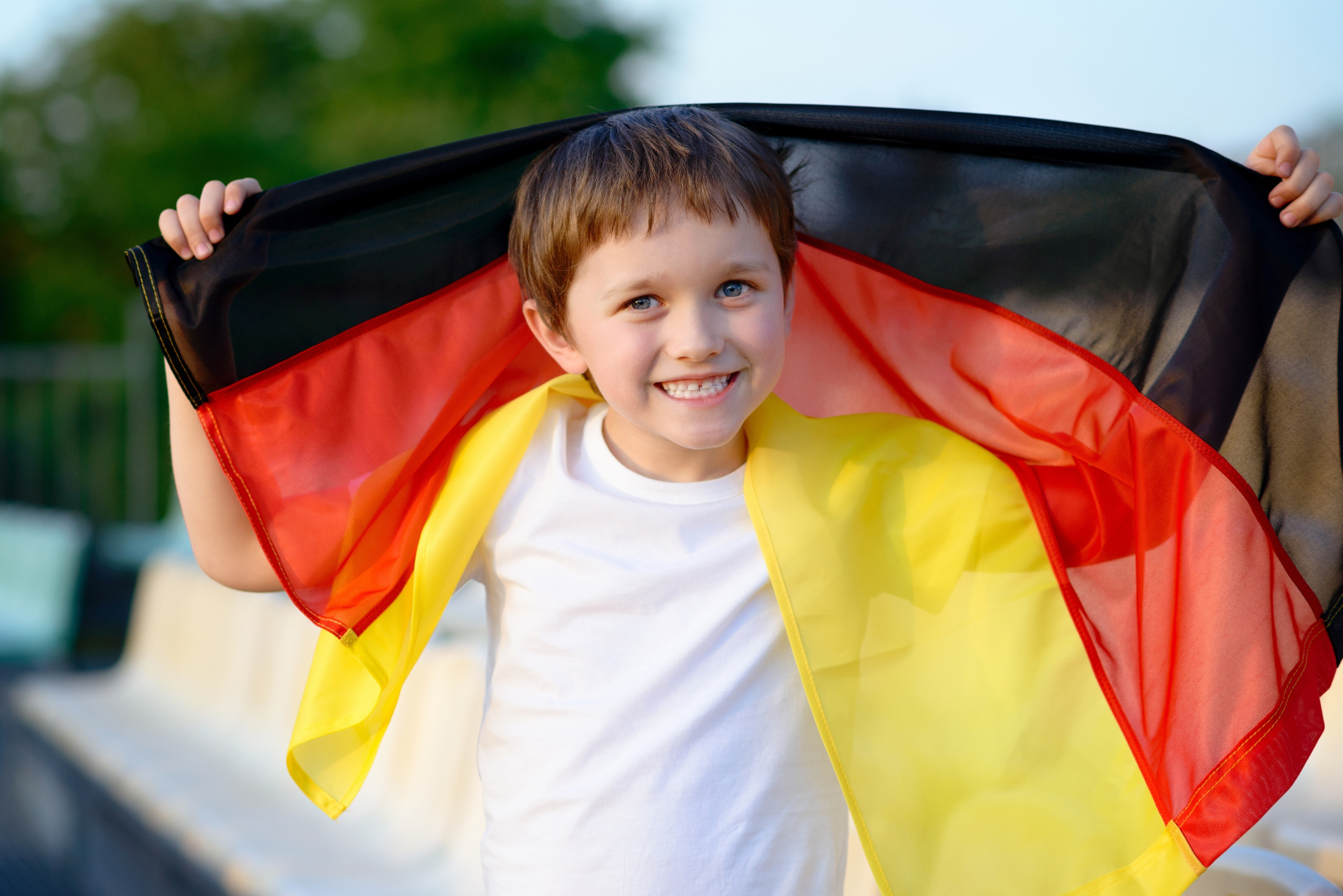Мальчик с флагом Германии, паспорт которой можно получить при рождении