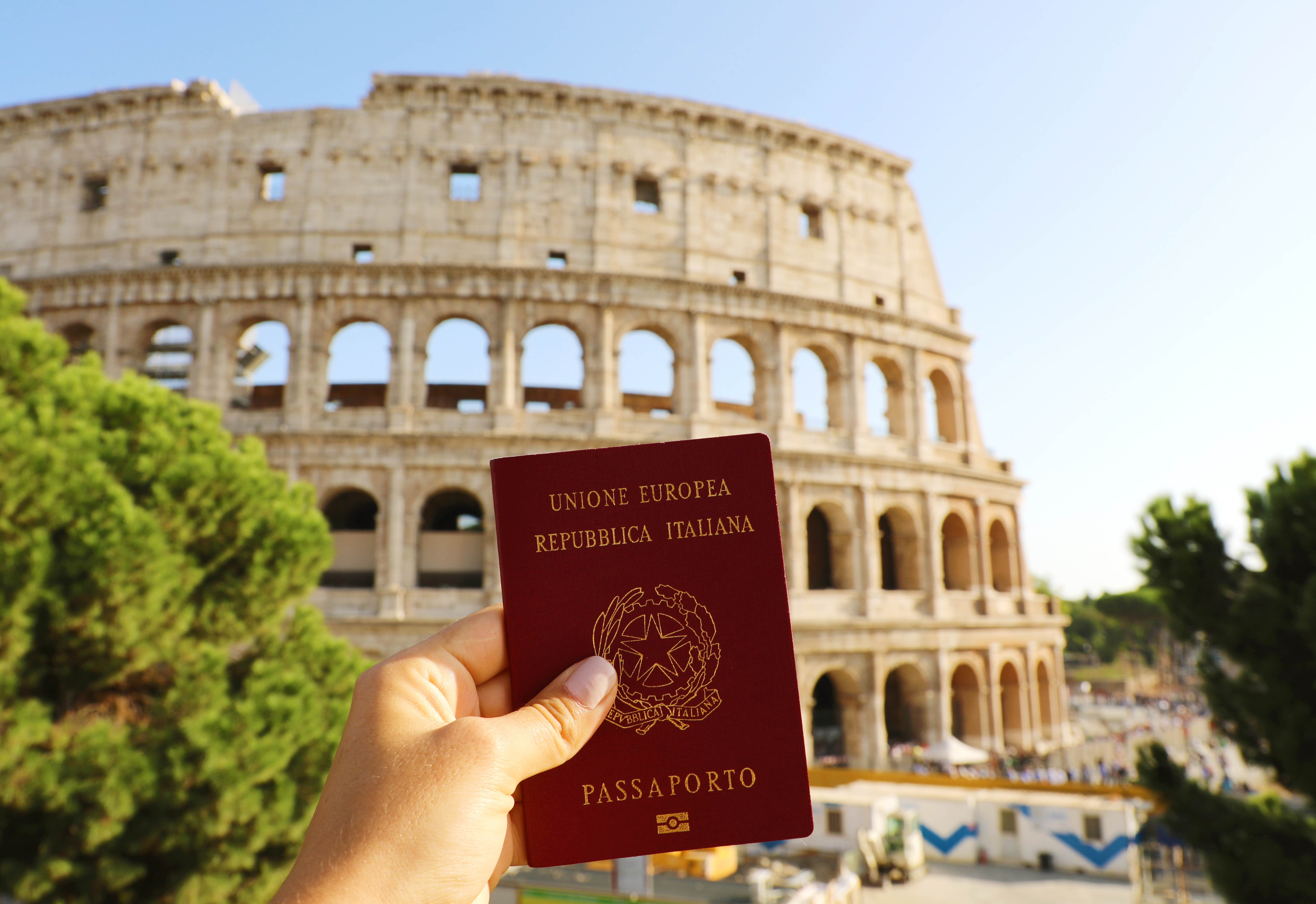 Паспорт Италии, гражданство которой можно получить
