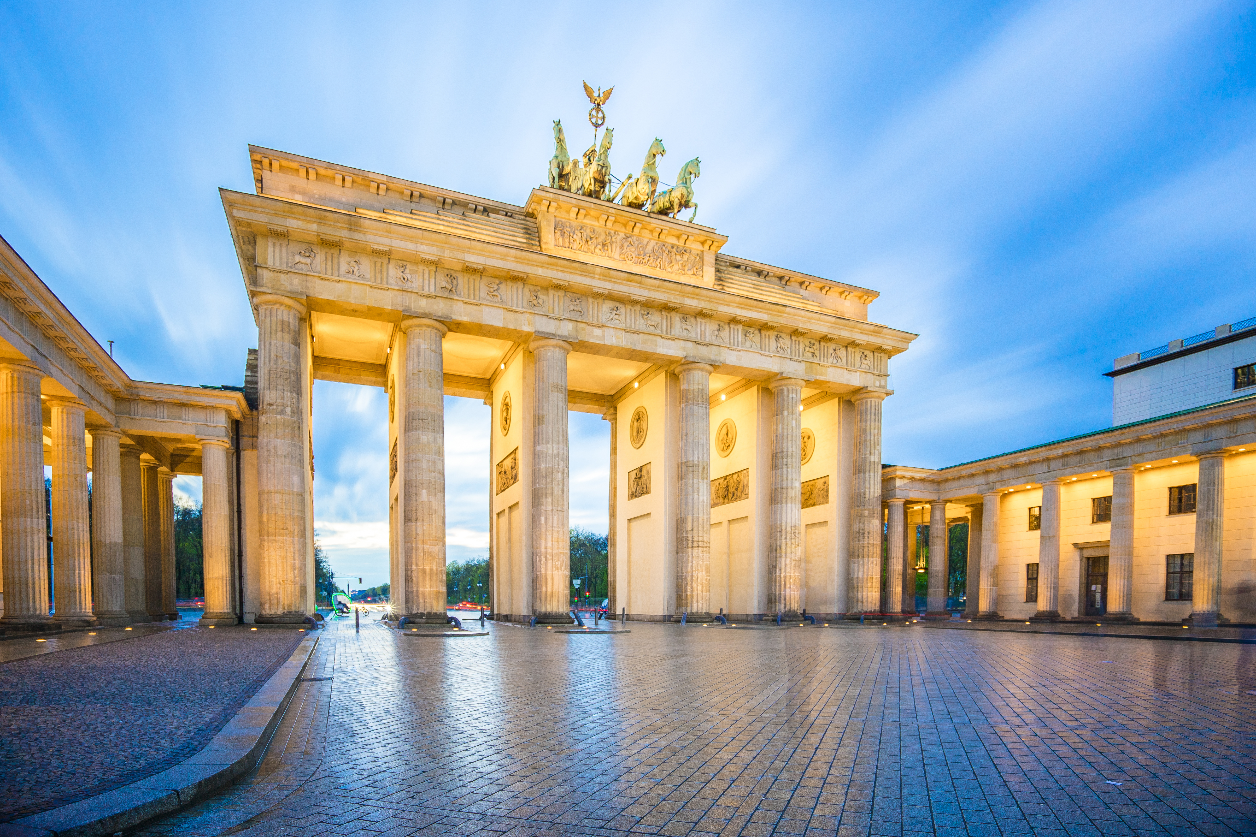 Бранденбургские ворота в Германии, ПМЖ которой могут получить иностранцы