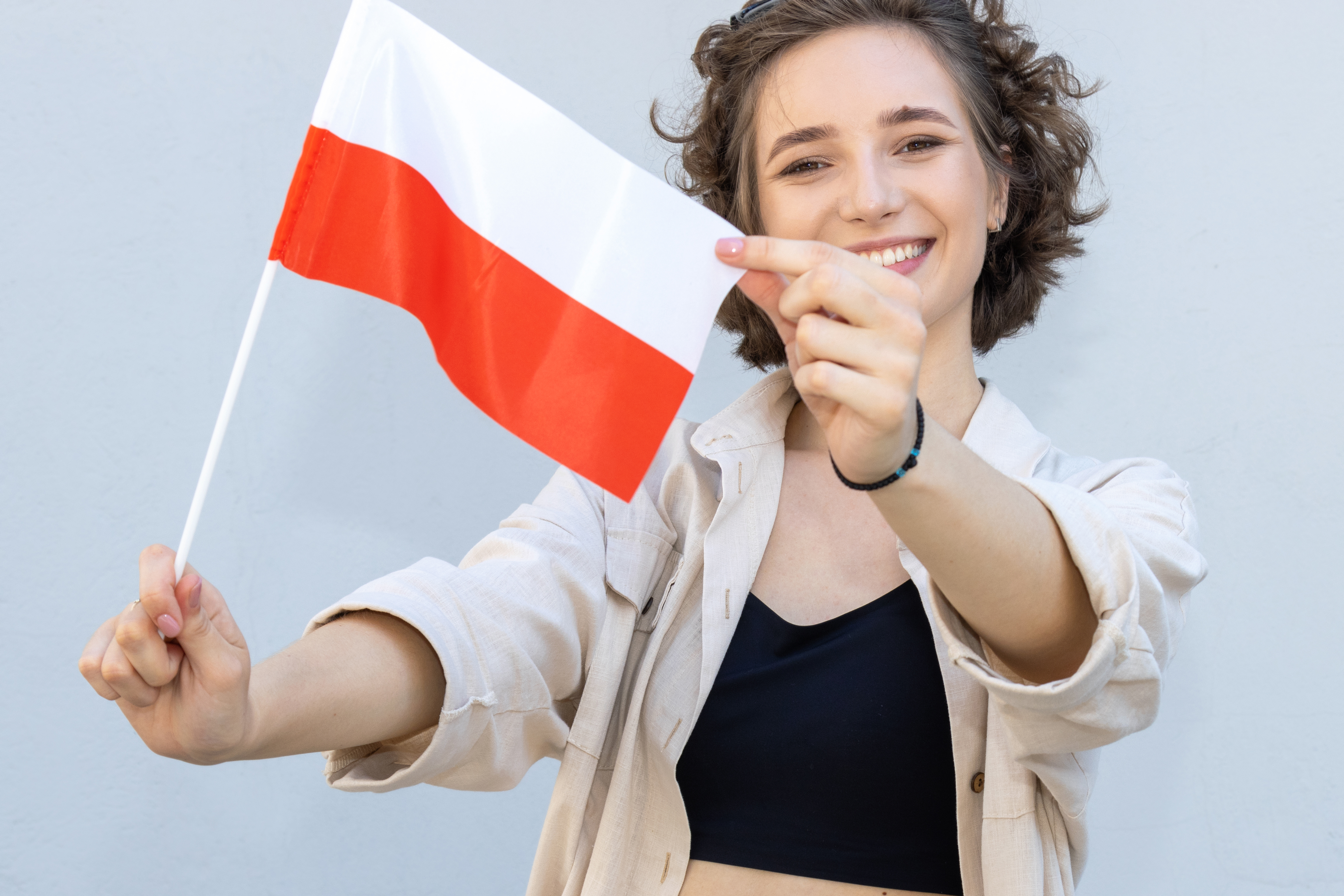 Девушка с флагом Польши, ПМЖ которой по работе могут получить иностранцы