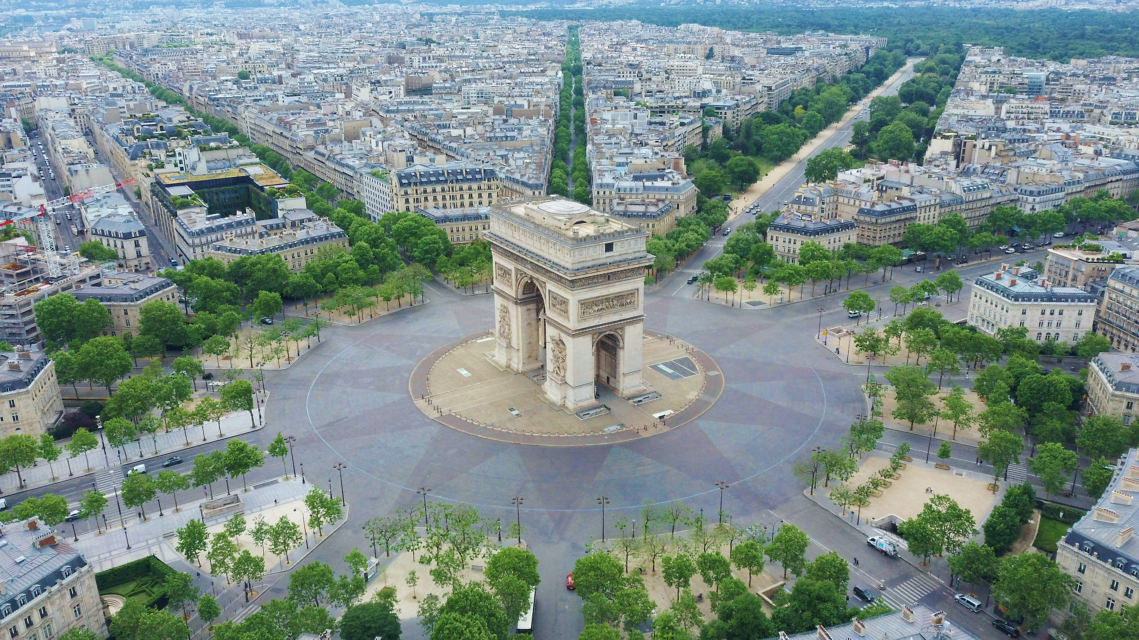 Центр Парижа, столицы Франции, страны, паспорт которой могут оформить иностранцы