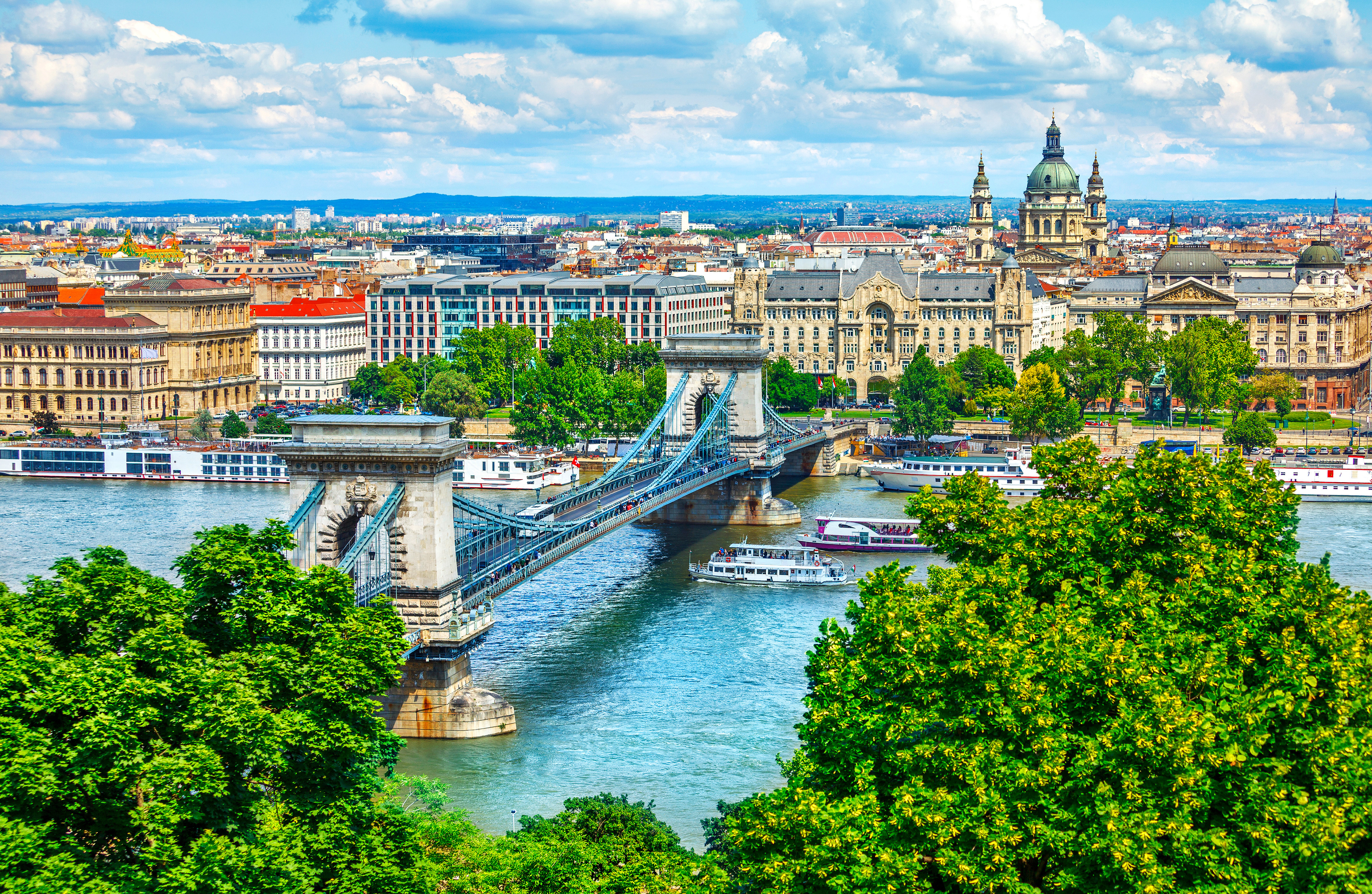 Вид на Будапешт, столицу Венгрии, где работа доступна для иностранцев