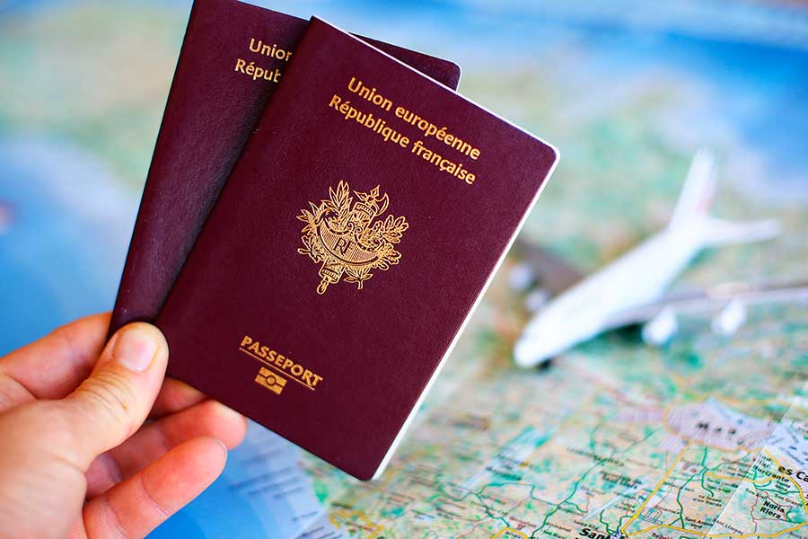 Два французские паспорта, которые могут оформить иностранцы