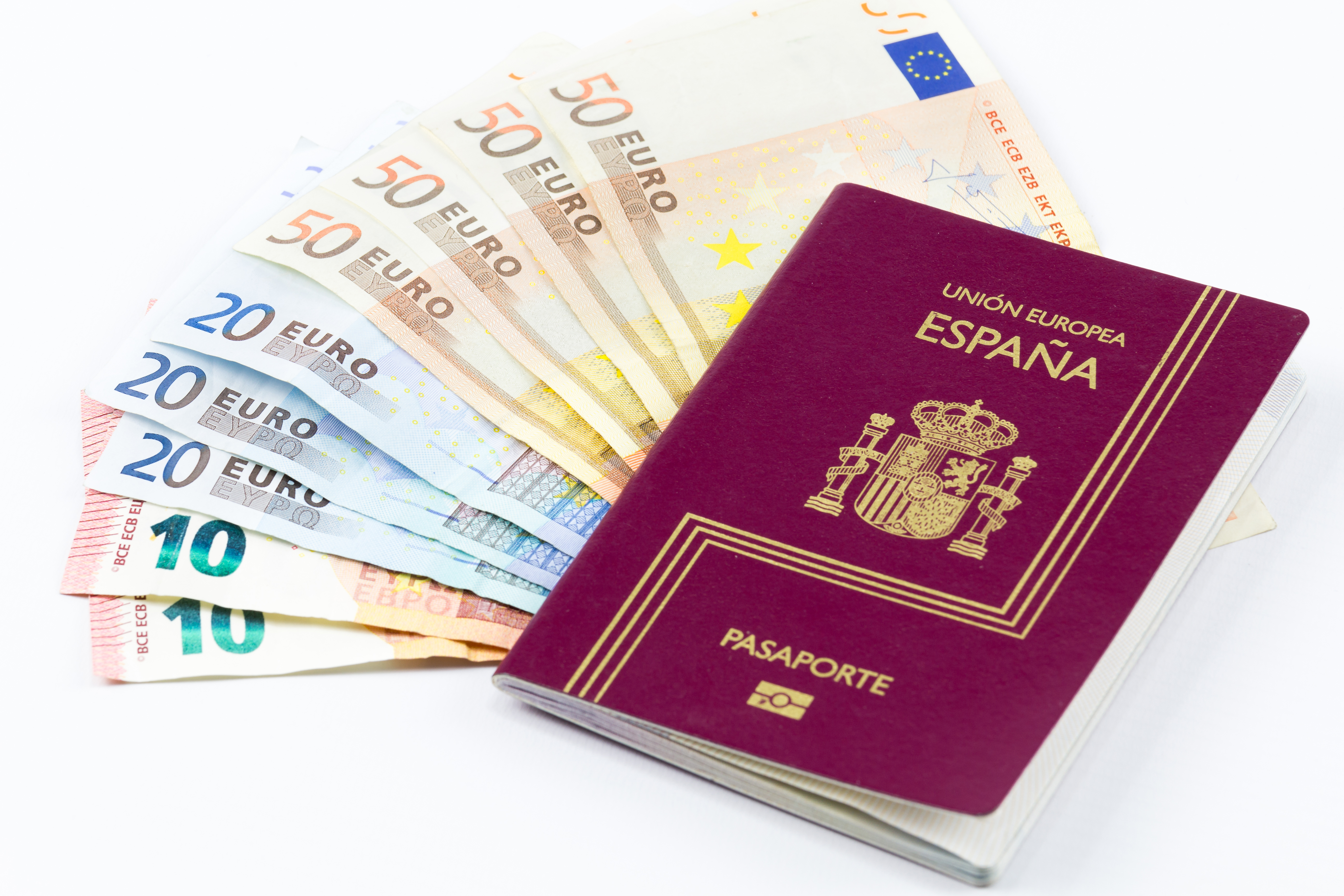 Деньги и паспорт Испании, который можно получить за инвестиции