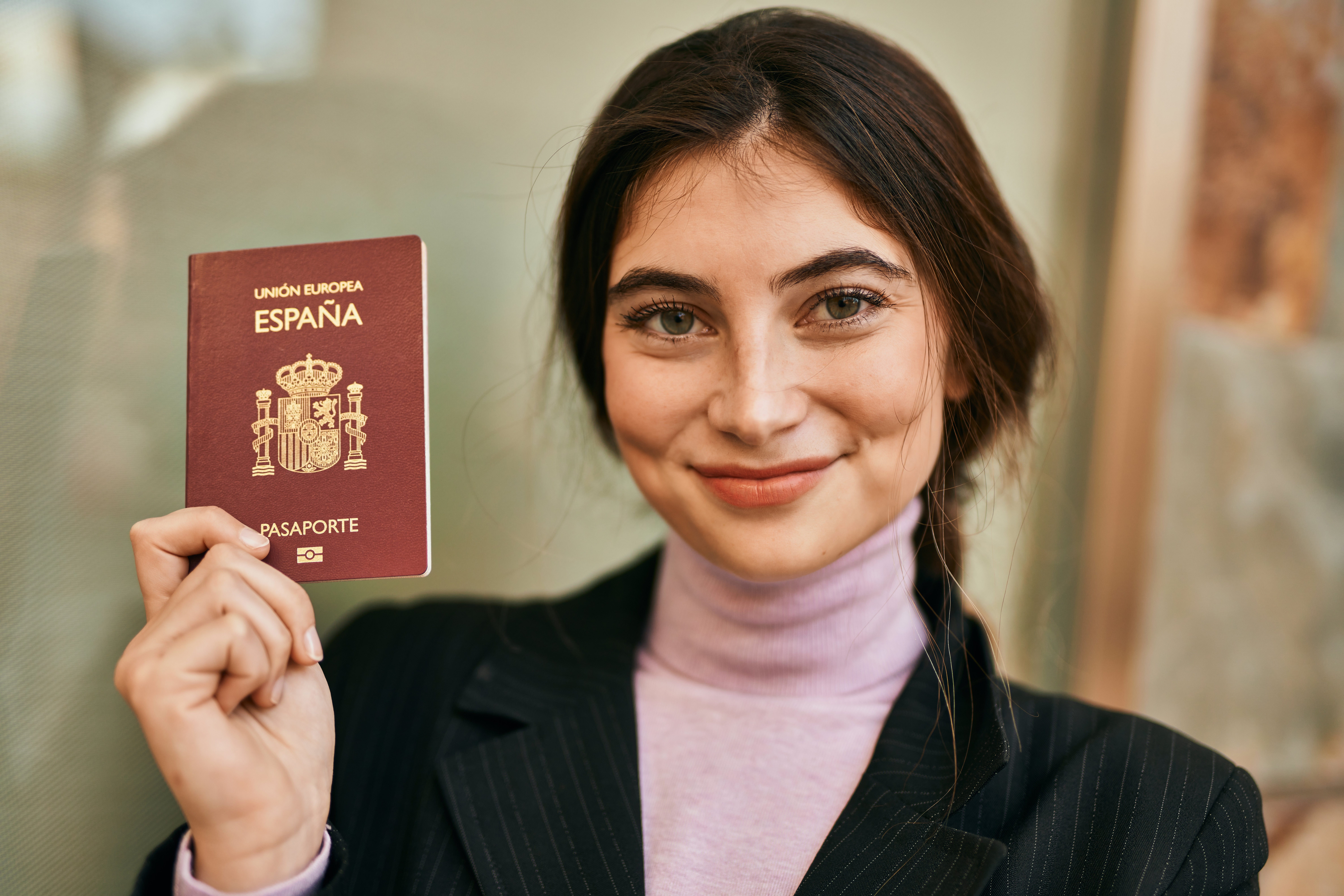 Девушка с испанским паспортом, который она может оформить по браку