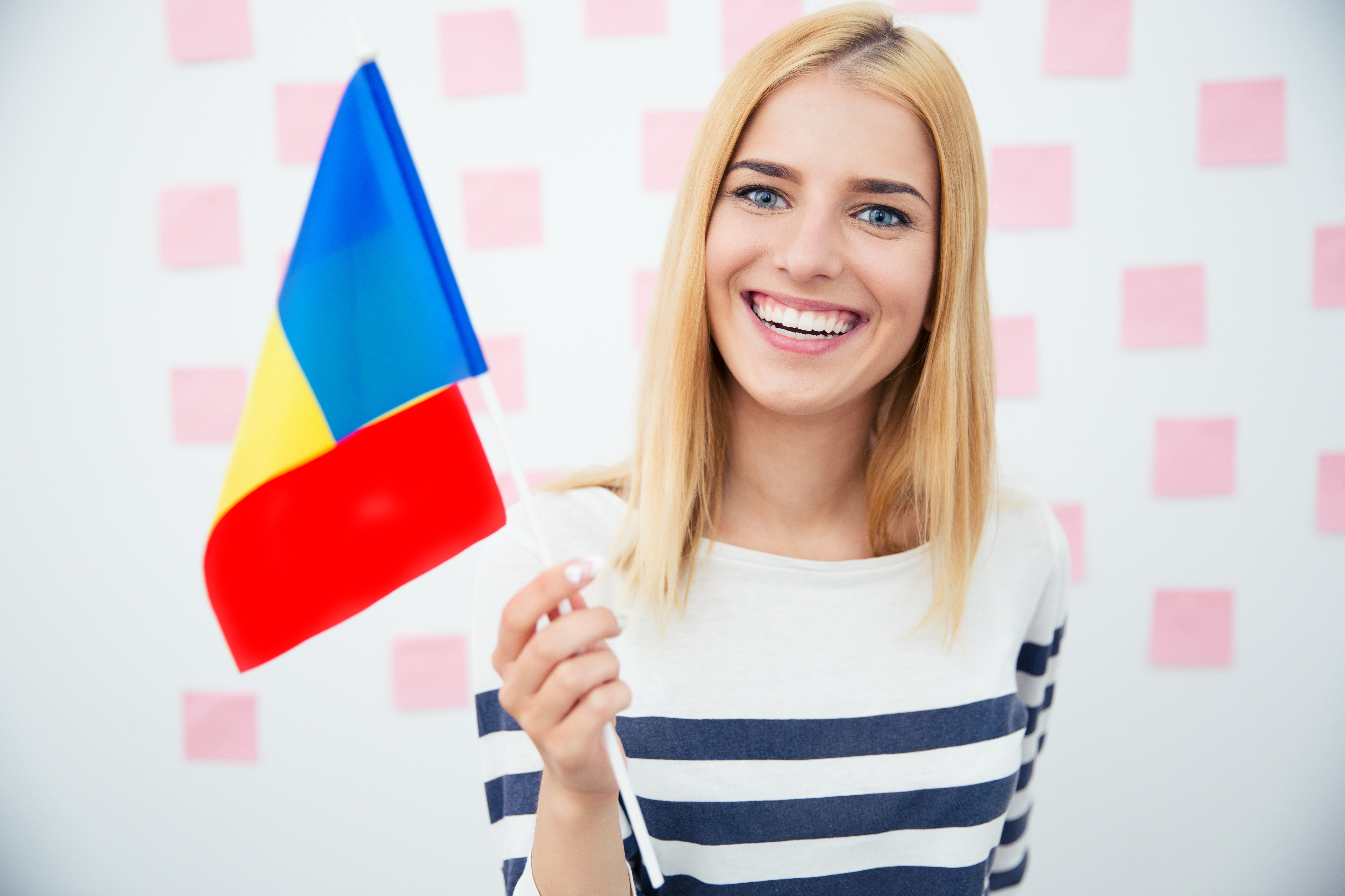 Девушка с Флагом Румынии, где она может оформить паспорт по браку