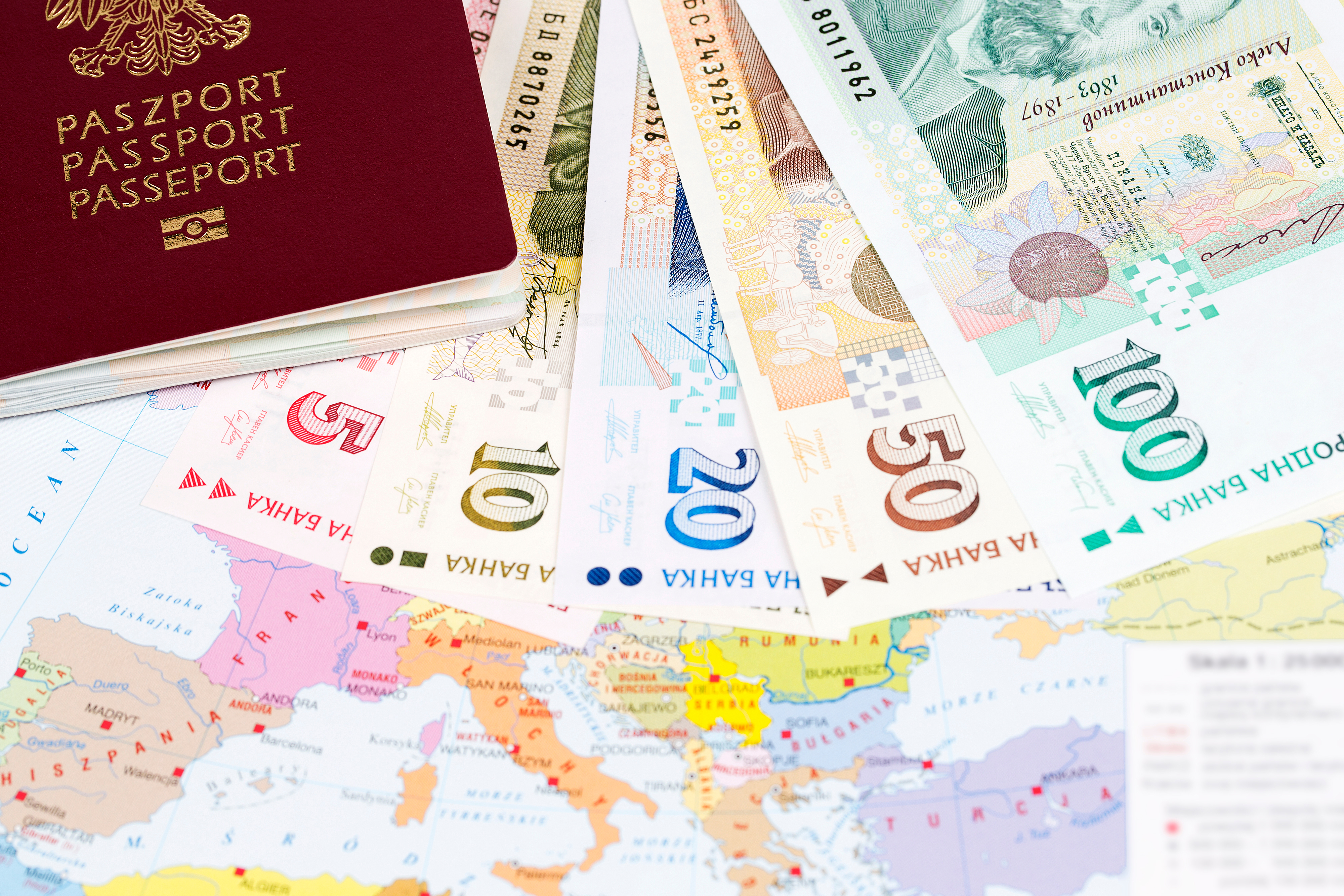 Деньги и паспорт, который можно получить за инвестиции в Болгарии