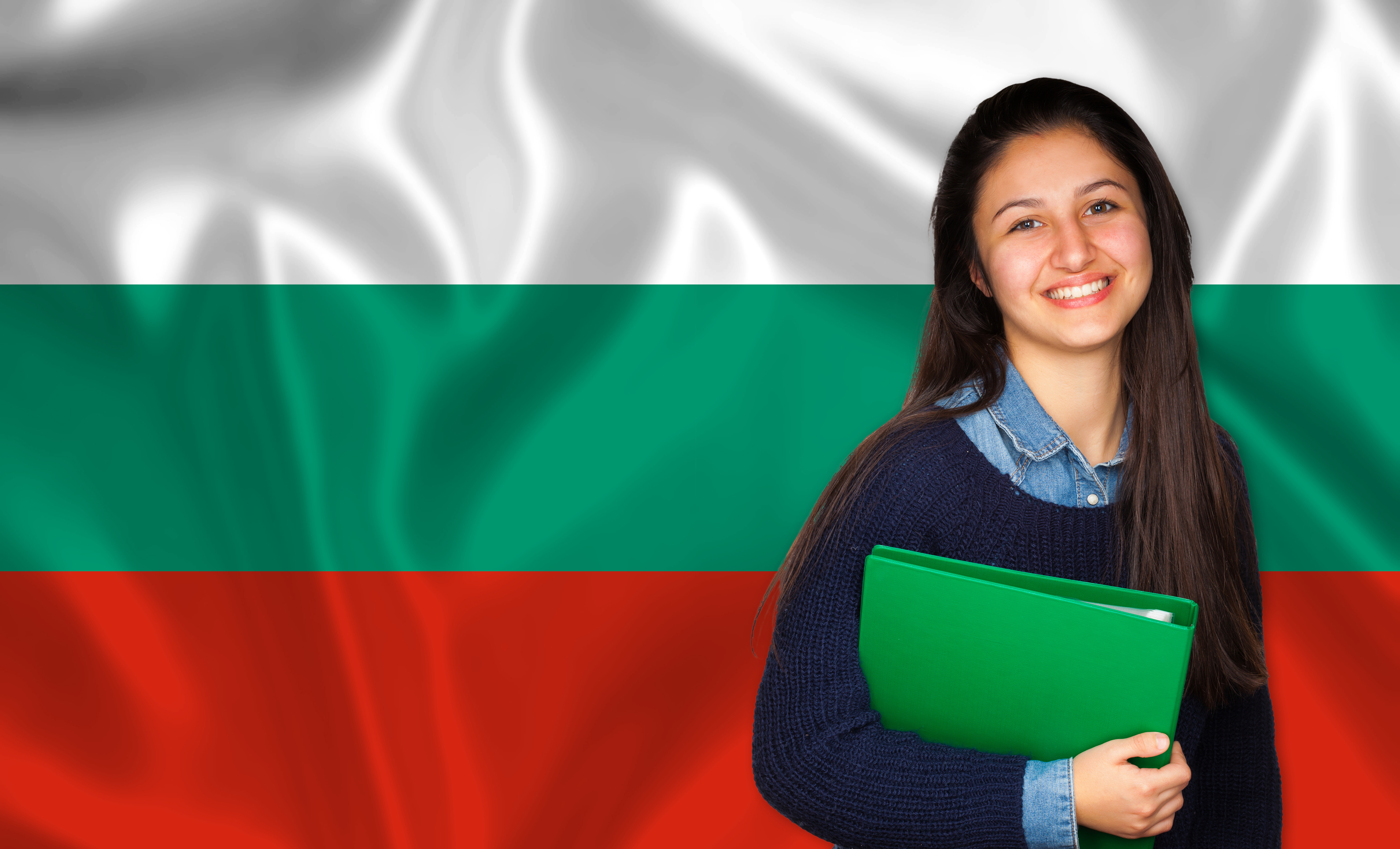 Студентка на фоне флага Болгарии, где иностранцы могут получить образование