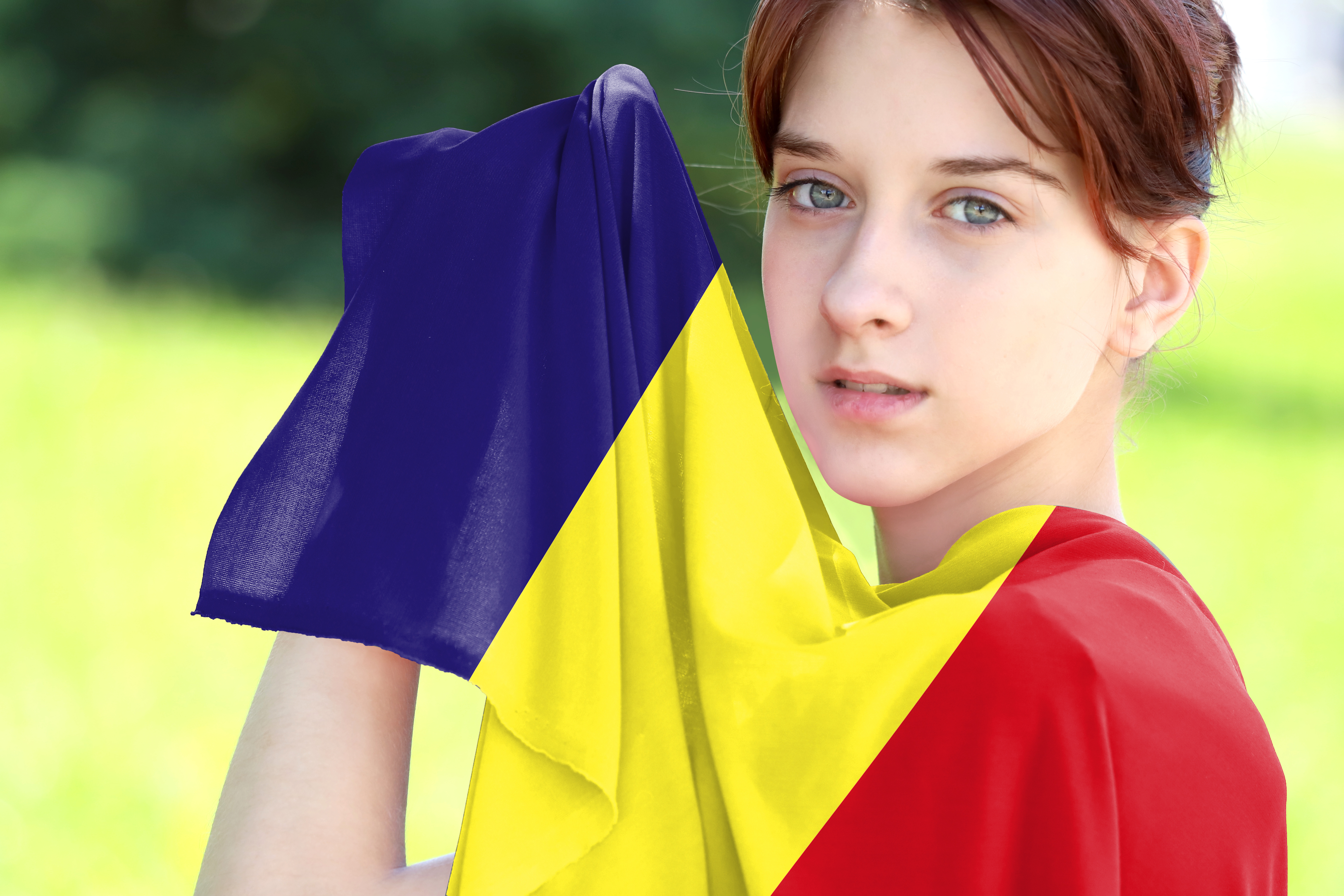 Девушка с флагом Румынии, где могут обучаться иностранцы