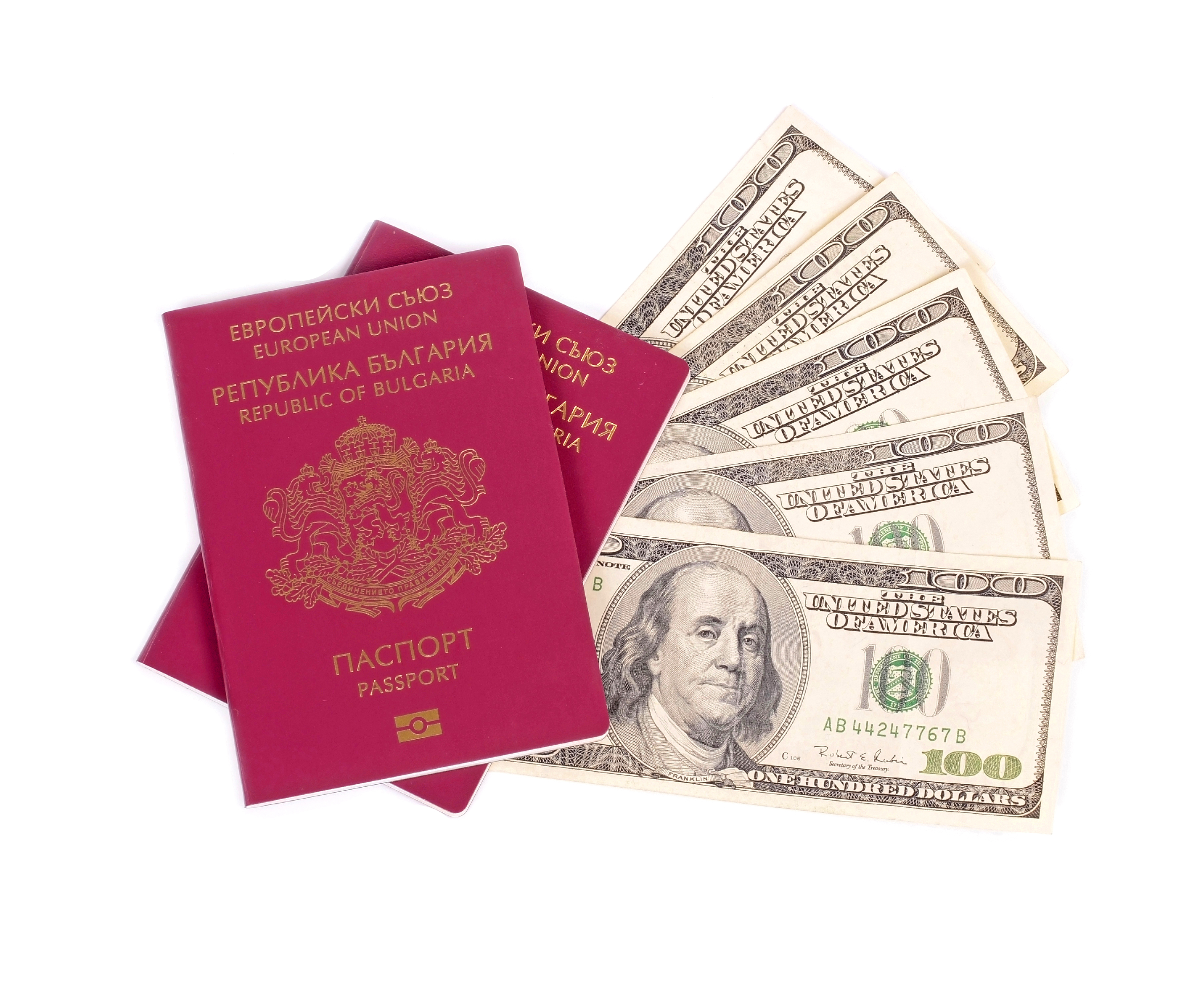 Деньги и паспорт Болгарии, который можно получить за инвестиции