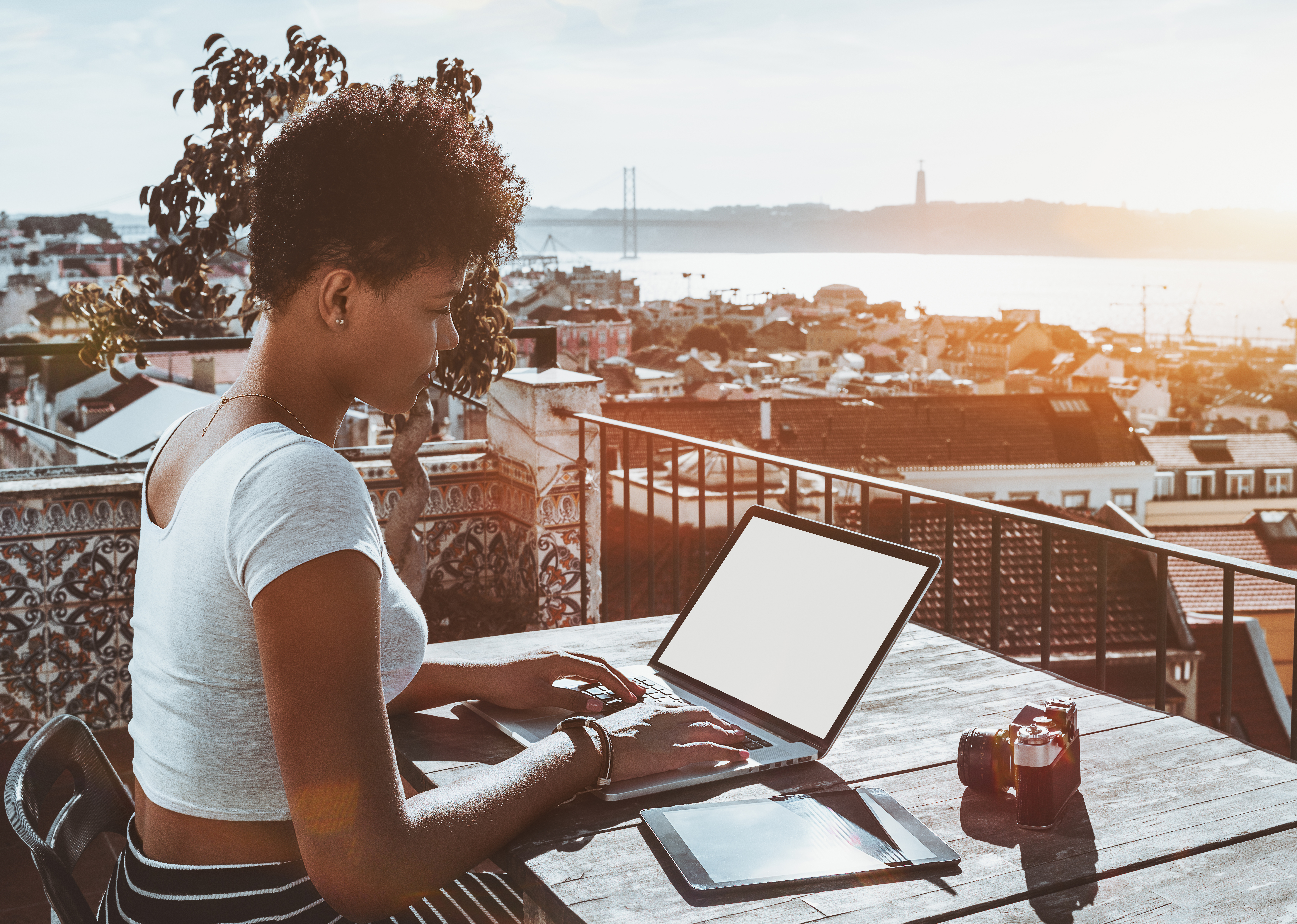 Девушка сидит за компьютером в Португалии, где работа доступна для иностранцев