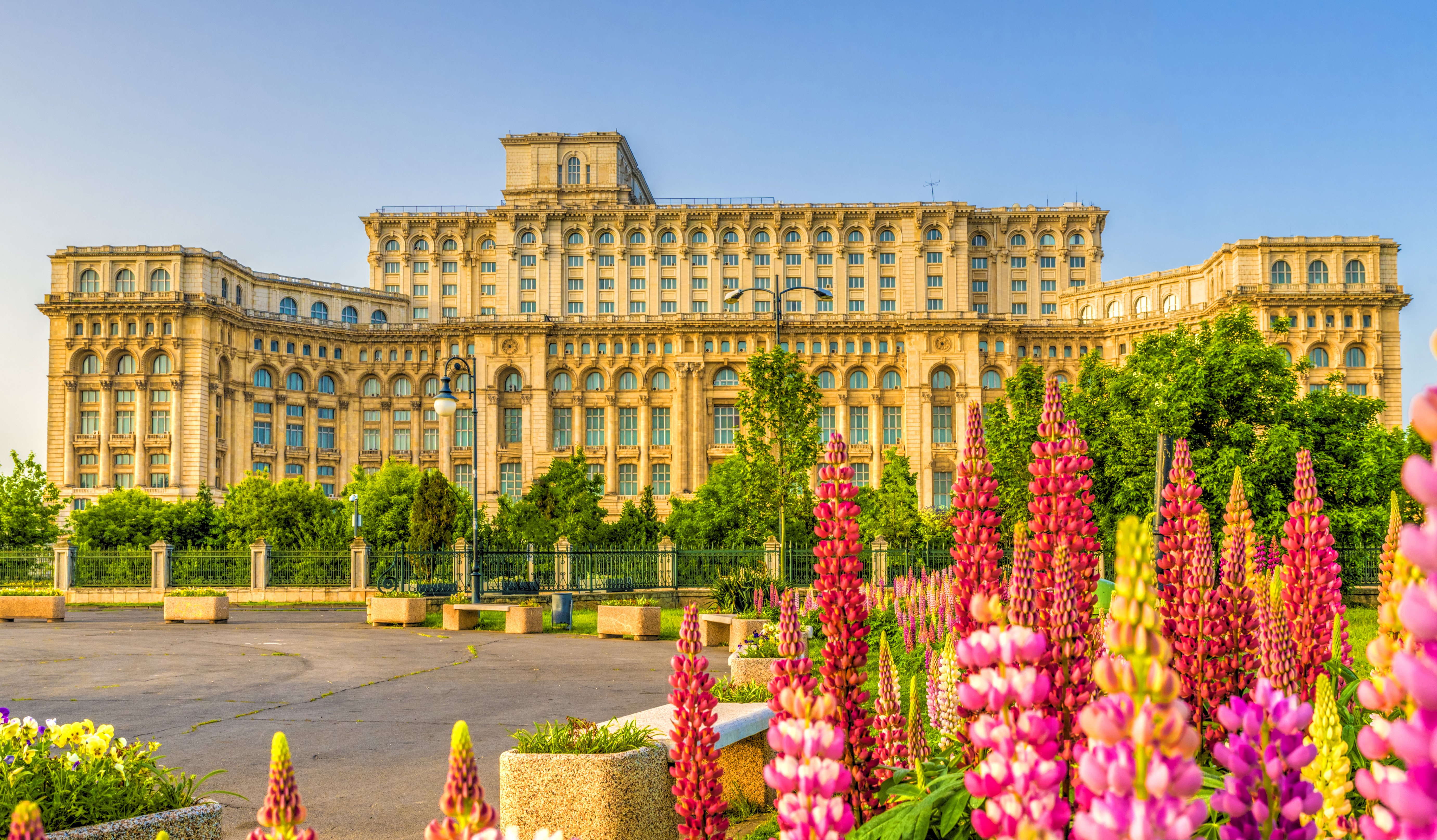 Вид на здание парламента в Румынии, ПМЖ которой могут получить иностранцы