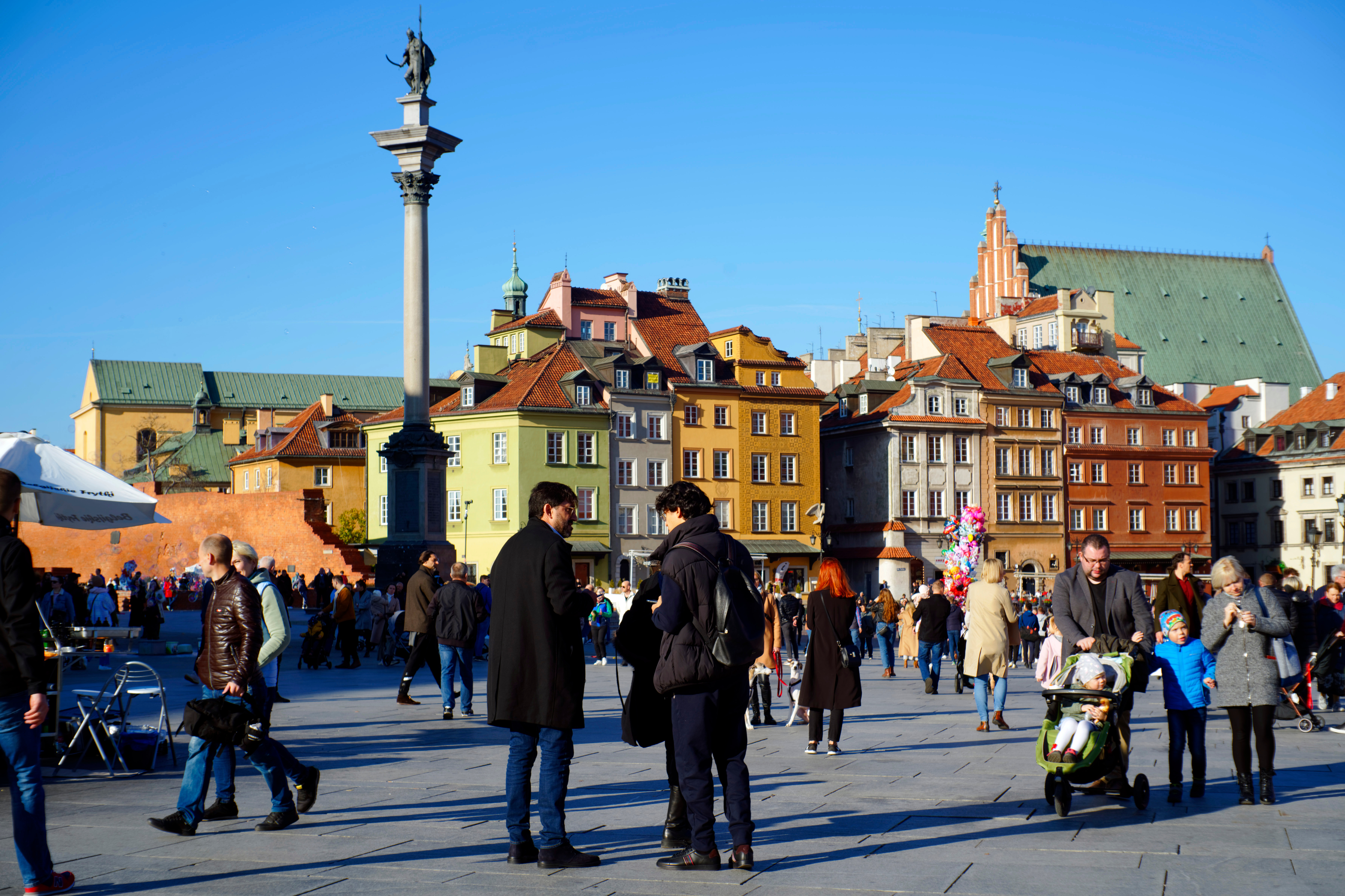 Люди на улицах Польши, где иностранцы могут получить Карту побыту