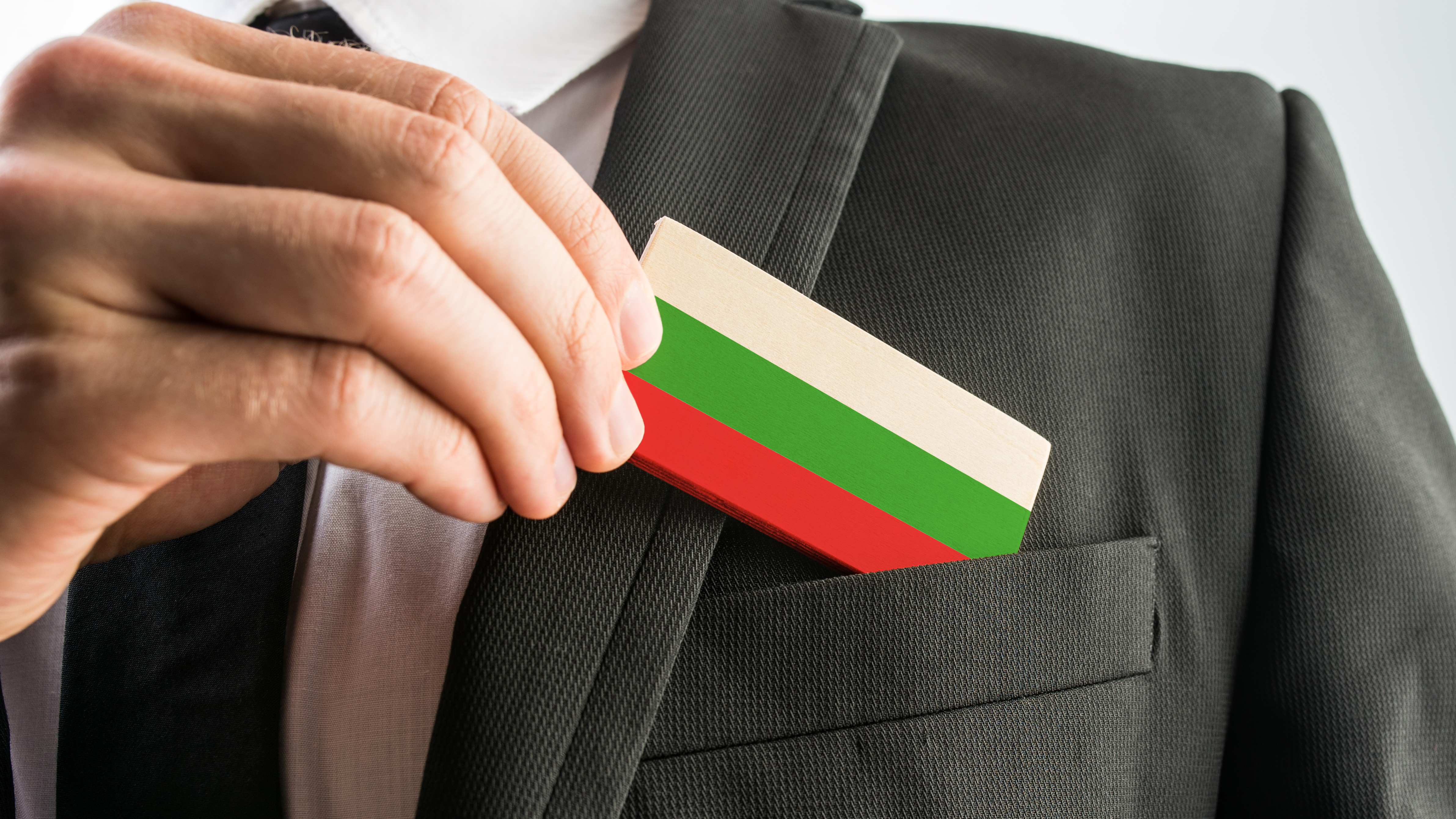Бизнесмен с флагом Болгарии, где иностранцы могут вести бизнес