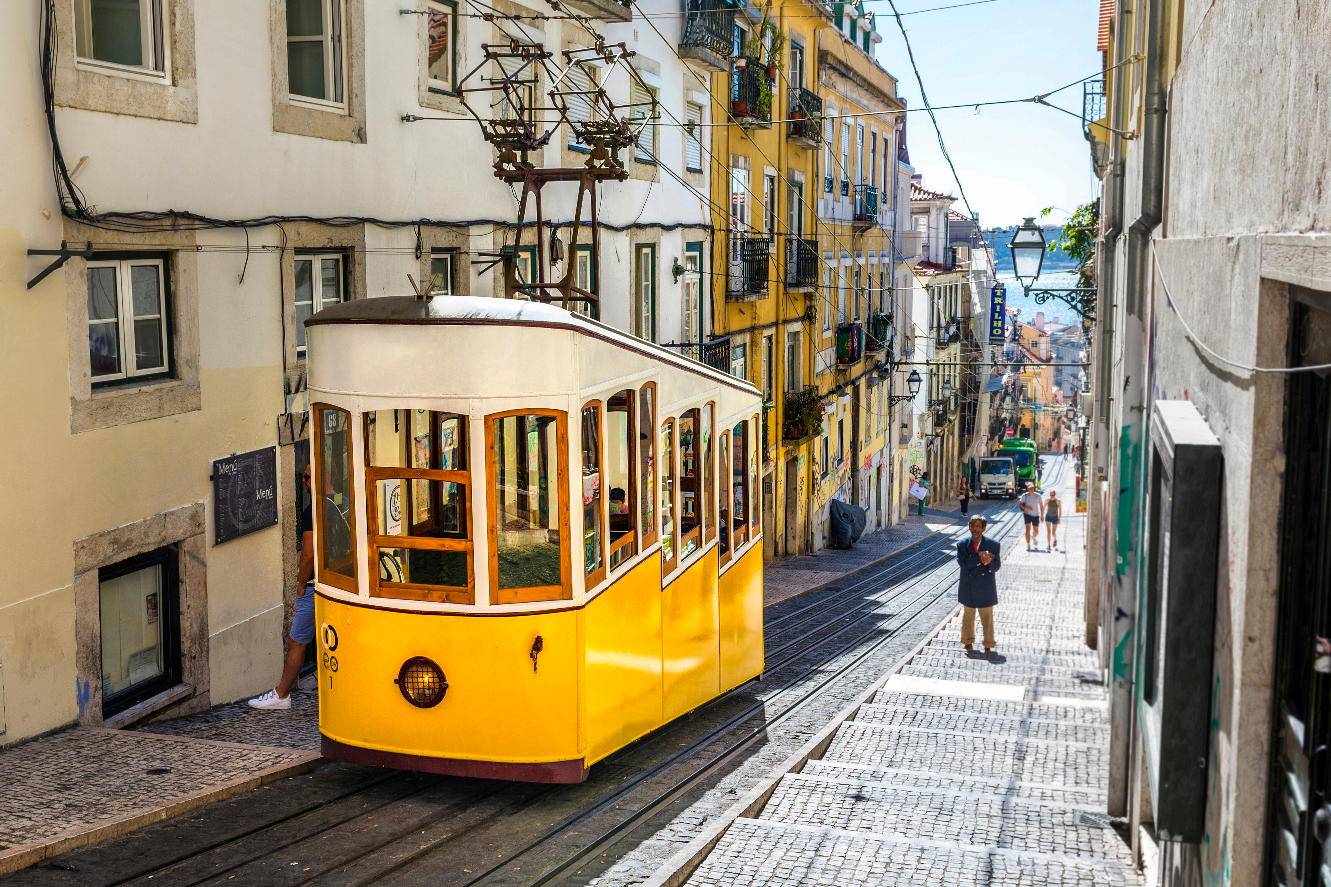 Вид на Лиссабон, столицу Португалии, где иностранцы могут оформить визу