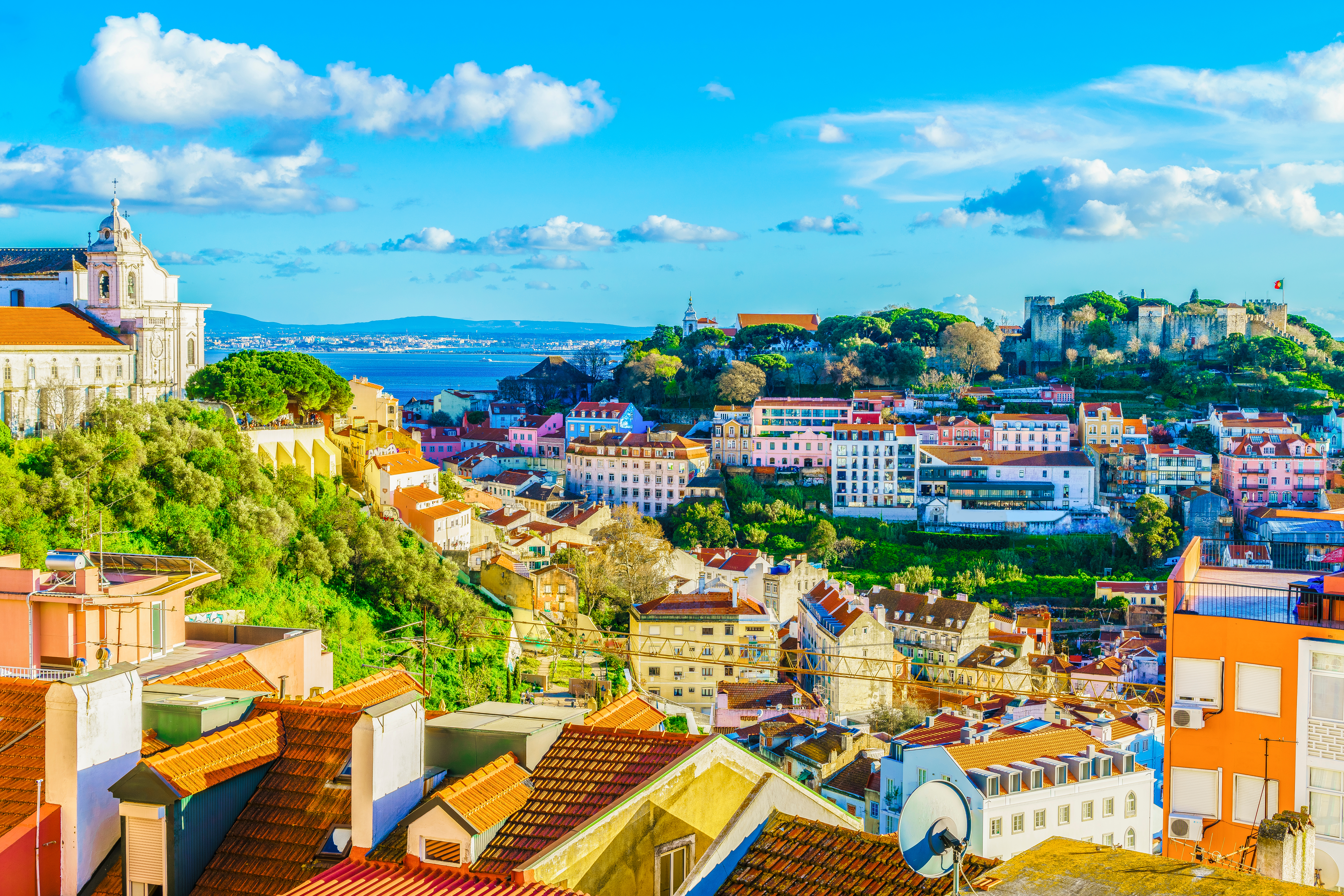 Лиссабон, столица Португалии, страны, паспорт которой могут оформить иностранцы