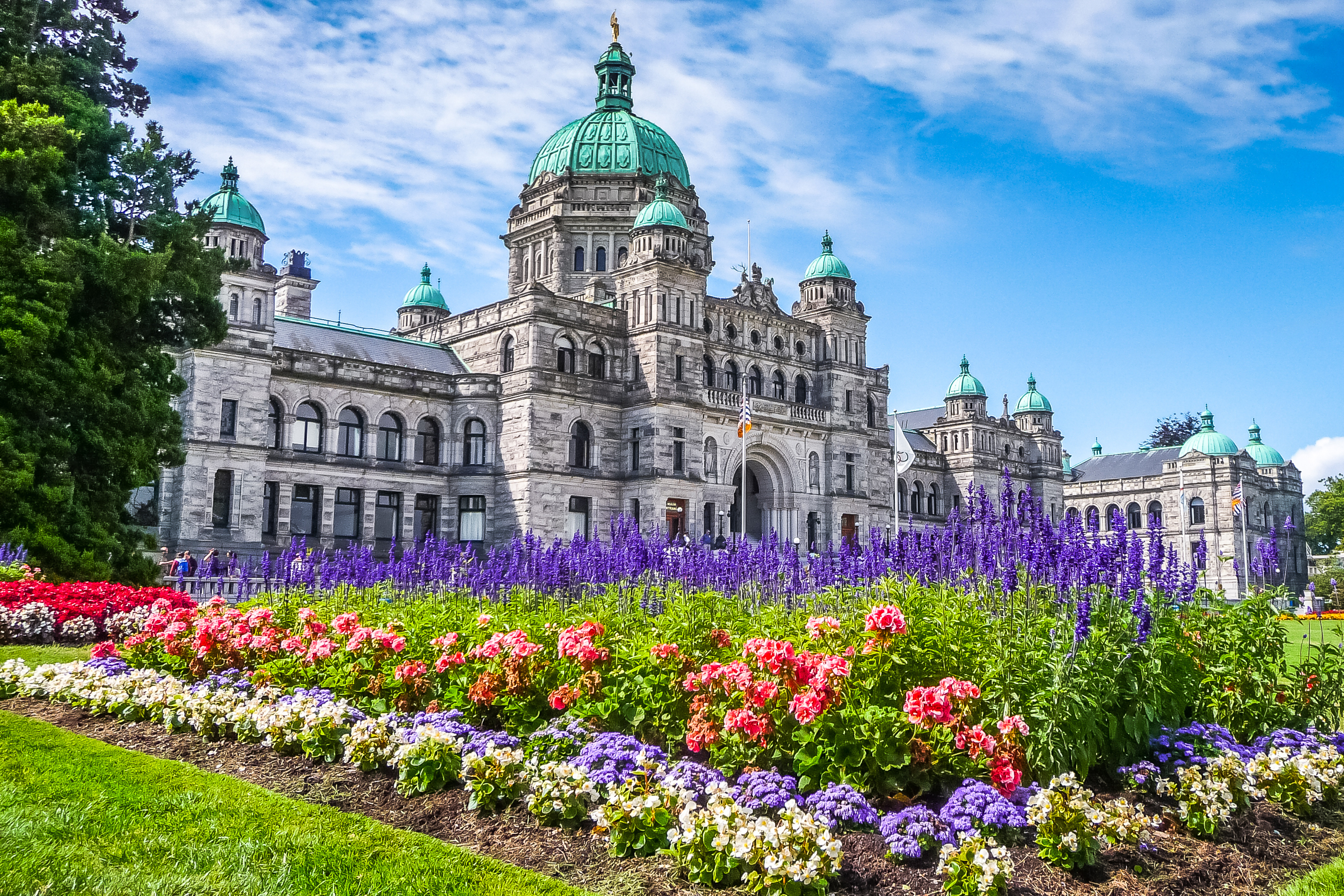 Здание парламента в Канаде, куда переехать на ПМЖ могут иностранцы
