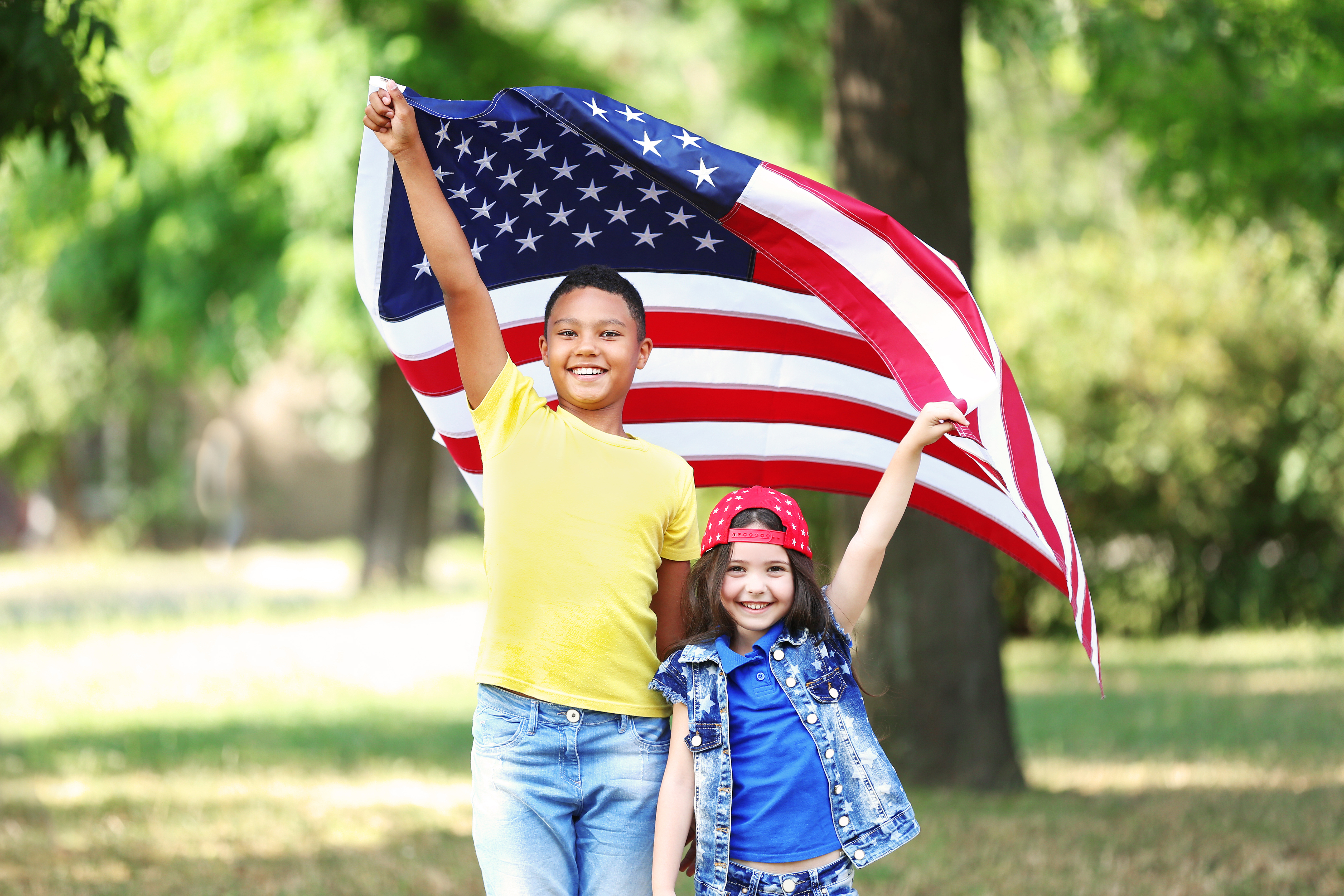 Дети с флагом США