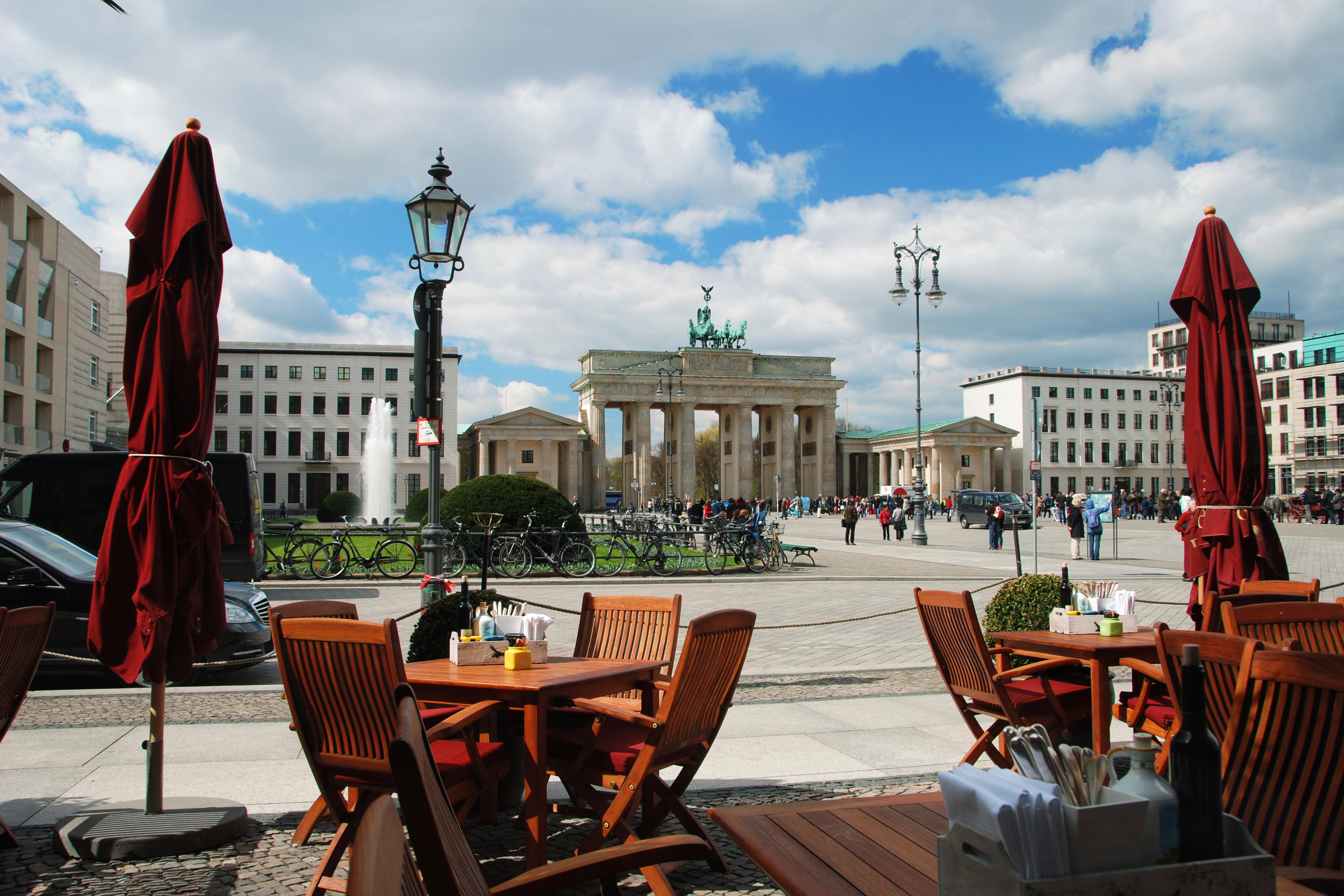 Бранденбургские ворота как символ иммиграции в Германию